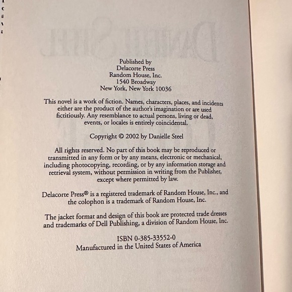 ⚡️3/$24⚡️ The Cottage by Danielle Steel - Hardcover - Picture 4 of 4